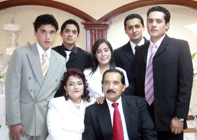 gr_26032006 
Armando Silva Loera y María Dolores Salas de Silva festejaron recientemente sus Bodas de Plata, con un convivio acompañados por sus hijos Armando, Jonathan, Édgar, Michel y Jacquelin Silva Salas