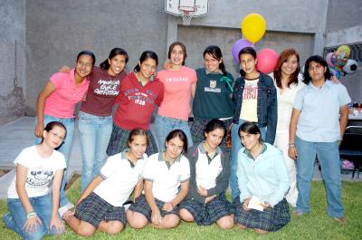 gr_26032006 
Con motivo de su cumpleaños, Pamela Dávila Martínez disfrutó de una alegre fiesta, en la que estuvo acompañada por sus amigas del colegio.