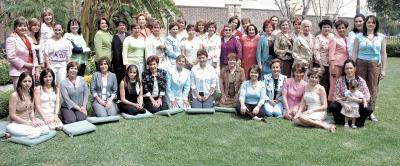 gr_27032006 Alicia Esqueda de Cárdenas acompañada de sus familiares y amigas, quienes la festejaron por su cumpleaños.