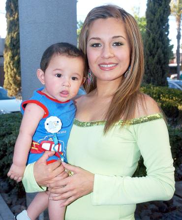 ni_26032006 
Ale de Lara junto a su pequeño Javier Lara Castañeda.