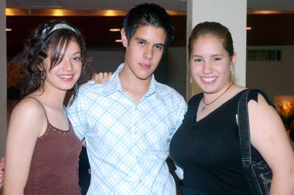 ch_26032006 
Ángeles Andrade, Felipe de Ávila y Verónica Castañeda.