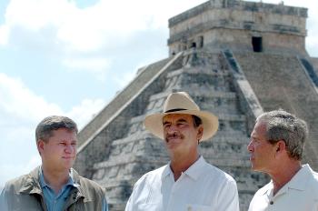 Considerada una de las maravillas del mundo, fue construida al siglo IX aC por los indígenas mayas y está localizada en el estado de Yucatán, en el este mexicano.