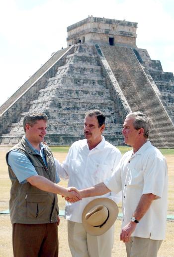 Bush y Harper fueron recibidos por Fox en la zona arqueológica, a la que llegaron por helicóptero y rodeados de un gran despliegue de seguridad.

Bush y Fox, que coincidieron, vestidos con guayaberas de color claro, con Harper, con camisa azul y chaleco, recorrieron en solitario, junto con una guía turística la milenaria ciudad.