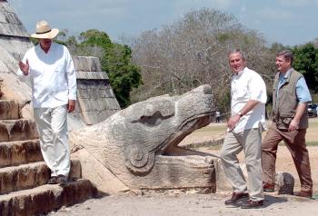 La ciudadela maya de Chichén Itzá fue recorrida  por los mandatarios de México, Vicente Fox, de EU, George W. Bush, y el primer ministro de Canadá, Stephen Harper, en el inicio de la Cumbre de América del Norte, que se celebra en la cercana ciudad de Cancún.