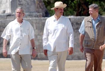 Fox (centro), Bush (izq.) y Herper (der.) también hablaron sobre competitividad, prevención de desastres naturales y la lucha contra una eventual pandemia de gripe aviar en Norteamérica, según fuentes oficiales.

El presidente mexicano asiste a la cita de Cancún 'muy satisfecho' porque el Senado en Washington ha dado pasos hacia una reforma migratoria favorable para los 12 millones de indocumentados, la mitad mexicanos, que viven en el país del norte.