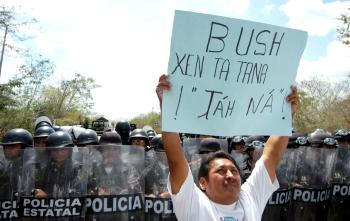 La cumbre se celebra bajo la vigilancia de miles de efectivos de las fuerzas de elite de México y de los servicios secretos de los tres países.

Esas fuerzas han rodeado la zona hotelera de Cancún para evitar que los manifestantes lleguen hasta la sede de la reunión y han estrechado la vigilancia en el recorrido hasta la ciudadela maya de Chichén Itzá, donde los tres mandatarios iniciaran su encuentro con un recorrido antes del inicio de las reuniones bilaterales.