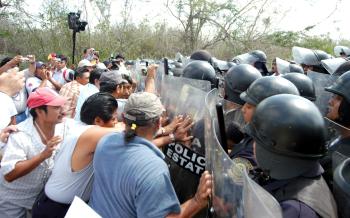 El líder campesino mexicano Jorge Castillo, quien participa en las protestas convocadas en Cancún, dijo que el gobierno de su país debe 'promover la revisión urgente del capítulo agrícola del TLCAN, porque ese acuerdo ha llevado a la ruina a los agricultores de México, que no pueden competir con productos subsidiados en EU'.