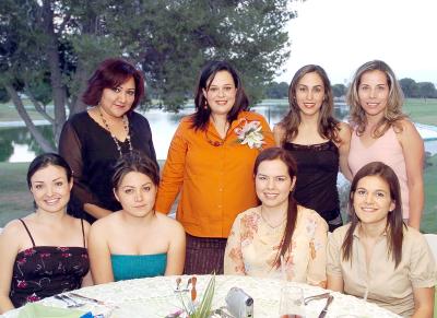 gr_29032006 
Alejandra Calderón de Silos acompañada por un grupo de amigas, en la fiesta de canastilla que le organizaron por el cercano nacimiento de su nenita.