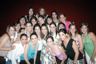 gr_29032006 
Karla Carmona Hernández, acompañada por un grupo de amigas durante la despedida de soltera que le organizaron sus familiares, por su próximo enlace matrimonial.