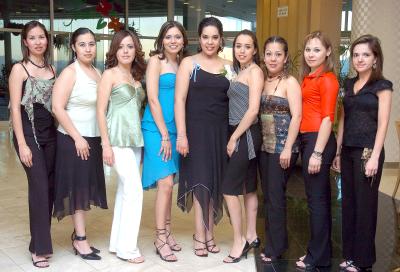 gr_30032006 
Yuriko, Alma, Ana Elizabeth, Karina, Pamela y Alejandra Garza, acompañaron a Almendra Olguín Amezcua.
