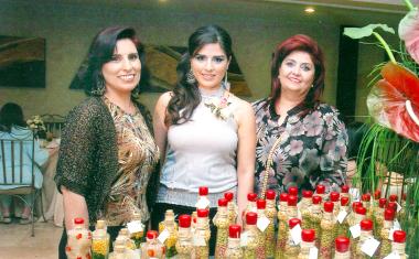 de_30032006 
La novia acompañada por su mamá, María Guadalupe Trigo Peña y sus suegra Alba Däher de Berumen.
