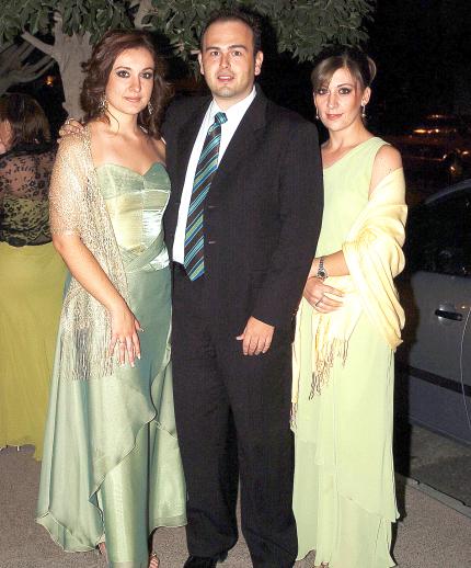 ch_30032006 
Maribel y Yoly Fernández con José Sada.