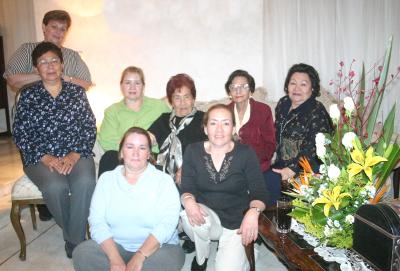gr_31032006 
Margarita Robledo de Cuéllar festejó su cumpleaños recientemente, con un convivio acompañado por un grupo de amigas y familiares.
