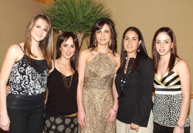 de_31032006 
La festejada acompañada por sus amigas Dora Valdés, Nancy Perella, Gaby de Martínez y Ana Lorena García.