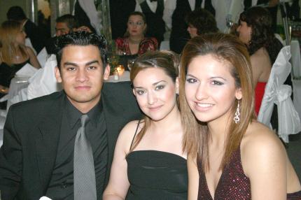 ch_31032006 
Gerardo Serna, Paola Velasco y Lizzy Serna.