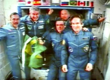 Tras la ceremonia de bienvenida, los cinco astronautas se comunicaron con el Centro ruso de Control de Vuelos Espaciales (CCVE), desde donde dirigentes de los programas cósmicos de Rusia, Estados Unidos y Brasil les felicitaron con motivo del exitoso acoplamiento de la nave Souyz con la estación.