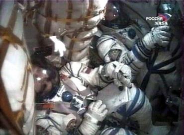 El brasileño fue el primero en penetrar en la estación espacial, adonde entró 'nadando' en la ingravidez, sonriente y con la bandera de su país en las manos, seguido de sus compañeros de vuelo que integran la décimo tercera expedición, ISS-13.