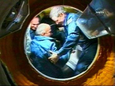 Antes de abrir las escotillas para el apretón de manos en la órbita, los astronautas durante una hora y media conectaron una serie de cables de alimentación, equilibraron la presión entre la nave y la ISS y comprobaron que no hay fugas de aire.
