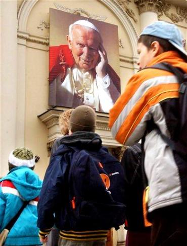 Un promedio de 21 mil personas al día desfilan ante la última morada de Karol Wojtyla -la cripta más visitada del mundo- aunque ese número aumentó sustancialmente durante esta semana.