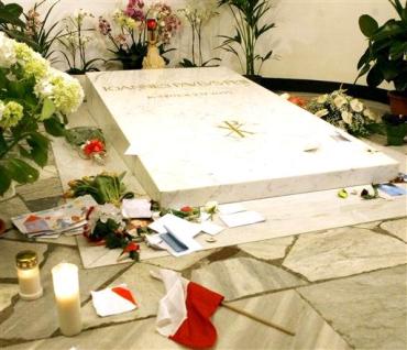 Las conmemoraciones del aniversario por la muerte de Juan Pablo II en Italia van más allá de Roma y así la Federación Italiana de Canoa Kayak ha organizado el Primer Memorial Karol Wojtyla, que se desarrollará en las aguas del lago de Castel Gandolfo, donde se le dedicará una calle con su nombre.