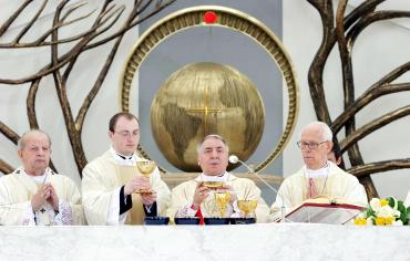 En el santuario de la Misericordia Divina de Lagiewniki, próximo a Cracovia, la ciudad en la que Karol Wojtyla trabajó como metropolitano durante muchos años, se celebró una solemne misa presidida por el nuncio apostólico, arzobispo Jozef Kowalczyk.

La misa también fue celebrada para rogar por la pronta beatificación del 'Papa Peregrino'.

El cardenal Dziwisz recordó que Juan Pablo II durante su peregrinación a Polonia en 1992 advirtió a los polacos del peligro de una libertad que no construye, sino destruye.
