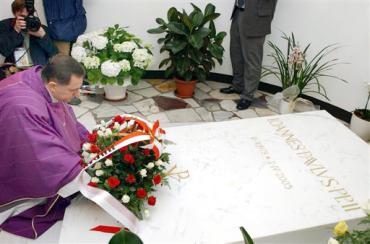 El papa polaco es recordado en la Plaza de San Pedro con una vigilia de oración que culminará con el rezo de un rosario presidido por Benedicto XVI.