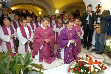 Los primeros peregrinos y curiosos llegaron a Roma y la fila para visitar la tumba de Juan Pablo II tenía una espera de quince minutos.