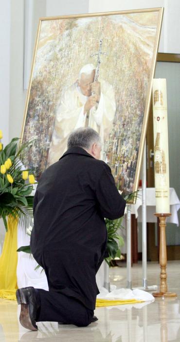 Varsovia se prepara para asistir a la misa solemne de la céntrica Plaza de Jozef Pilsudski, donde el Papa pidió al Espíritu Santo que descendiese para transformar la faz de la tierra, 'de la tierra polaca'.