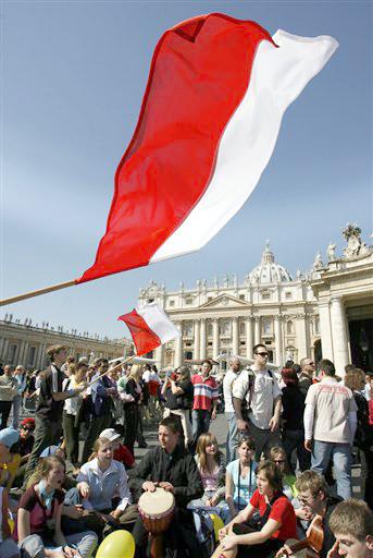 Llegaron a Roma miles de peregrinos, entre los que destacaban principalmente los polacos, país de procedencia de Juan Pablo II, y que llenaron la Plaza de San Pedro, aunque no la desbordaron como en otras ocasiones, cuando han llegado a ocupar la Vía de la Conciliación.