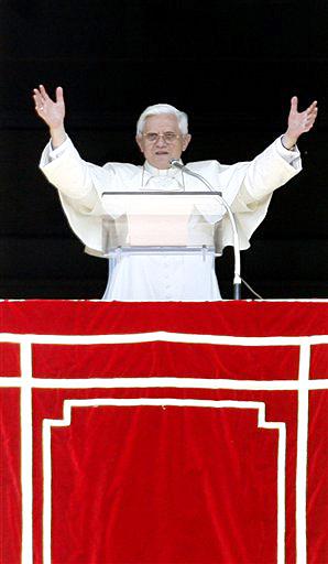 Benedicto XVI ha asegurado que Juan Pablo II, de quien se cumple el primer aniversario de su muerte, 'dejó una profunda marca en la historia de la Iglesia y de la humanidad'.

Joseph Ratzinger hizo esa afirmación durante el rezo tradicional del Angelus en la Plaza de San Pedro, donde se congregaron decenas de miles de personas.

'El 2 de abril pasado, el amado papa Juan Pablo II vivía a estas horas la última fase de su peregrinaje terreno, un peregrinaje de fe, de amor y de esperanza, que dejó una profunda marca en la historia de la Iglesia y de la humanidad', dijo Joseph Ratzinger.