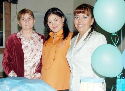 ma_03042006 
Jéssica Guzmán de Adame recibió múltiples felicitaciones por el cercano nacimiento de su bebé, en la fiesta de canastilla que le organizaron Coco de Guzmán y su suegra Irma de Adame.