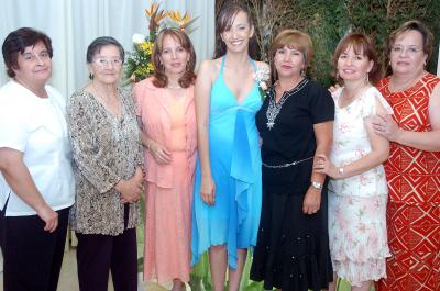 gr_03042006 
La novia acompañada por las anfitrionas, Margarita Moreno, Leticia Aguirre, Nancy Aguirre, Espe Aguirre, Hilda Aguirre y Marucha Garay.