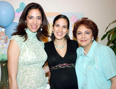 ma_02042006 
 Elisa Yañez de Gaitán disfrutó de una bonita fiesta de regalos, que le organizaron sus familiares, en honor del bebé que espera.