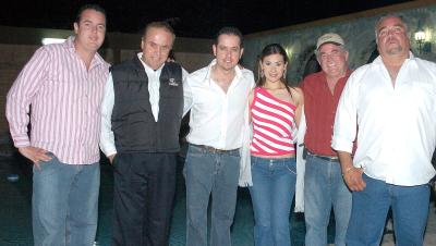 gr_02042006 
 Mónica Garcia Ontiveros y Gerardo Izquierdo Garcia, en la despedia de solteros que les ofrecieron Rodolfo, Sergio, Juan Antonio y Carlos Izquierdo, por su próximo enlace matrimonial
