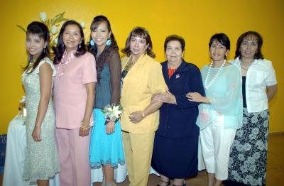 gr_02042006 D-Gaby García Aguilera, Lupita Aguilera de García, Cecilia Aguilera, Guadalupe de Aguilera, Gabriela Yáñez y Patricia de Álvarez, acompañan a la novia.