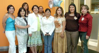 gr_02042006 
Por el cercano nacimiento de su bebé, Dora Libe Quezada de Flores, disfrutó de una divertida fiesta de canastilla donde estuvo acompañada por sus familiares y amigas.