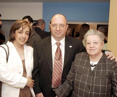 va_02042006 
 Sandra G. de Estrada, J. Alberto Estrada y Maria Elena Estrada