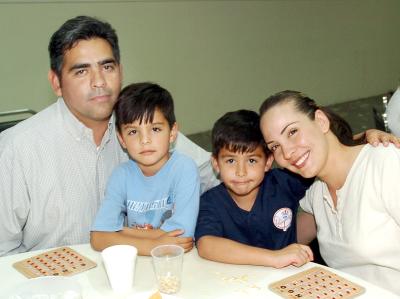 va_02042006 
Mary Ríos, Víctor Bretado, Ricardo y Víctor Bretado.