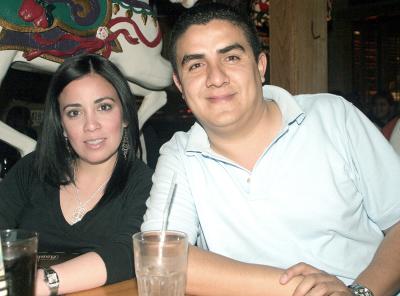 pa_02042006
Marifer Garay y José González.