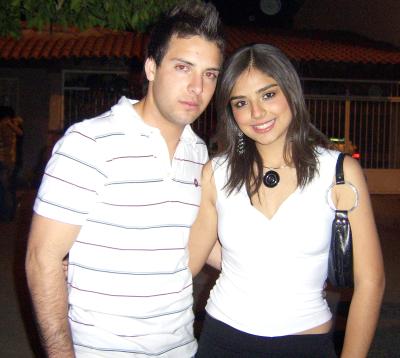pa_02042006
Mauricio Martínez y Cristy Chaúl Pacheco, a la salida de un restaurante.