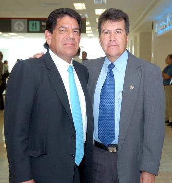 vi_02042006 
Desde México DF, llegó a La Laguna Adrián Carvajal y lo recibió Domingo García.