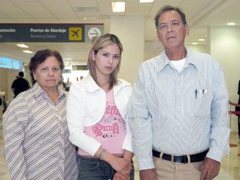 vi_02042006 
Erika Delgado viajó a México y la despidieron Carmen Bretado y Ángel Delgado.