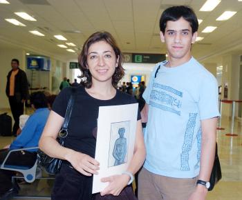vi_02042006 
Mónica Peón viajó a México, y la despidió José Fernández.