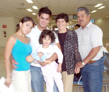 vi_04042006 
 Mario Nuñez viajo a Mexico y lo despidieron Fabiola Lima y Jesus y Luciana Alvarado