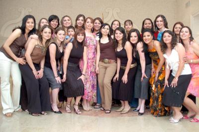 gr_05042006 
La futura novia, acompañada por todas sus amigas durante la fiesta.
