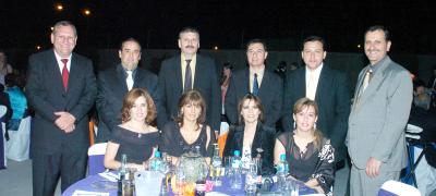 gr_05042006 
Pily y Guillermo Diez, Teófilo y Jaqueline Murra, Luis Miguel Sánchez y Roxana Sánchez, Víctor Campa y Viridiana de Campa, David Murra y Eduardo Murra.