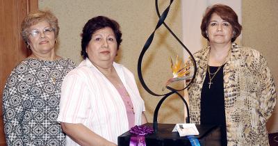 va_05042006 
Mirna de Murillo, Carmen Tello de León e Irma Morales de Caldera, del Club de Jardín obtuvieron el primer lugar y trofeo con el tema El Lago de los Cisnes.