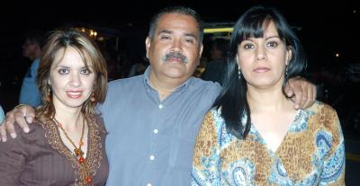 va_05042006 
Tensy Villegas, Armando Grozco y Rocío Bruno.