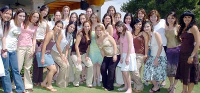 gr_06042006 
Feliz y acompañada por todas sus amigas Rocío Quiroga Oranday, disfrutó de una fiesta inolvidable.