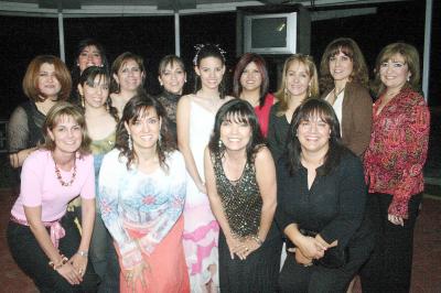 gr_06042006 
Lucía Olivares con su mamá Lucía López y tías Marcela, Lupita, Ale, Lety, Blanca,Gaby, Diana, Margarita, Gaby, Lucero, Ana y Adriana.